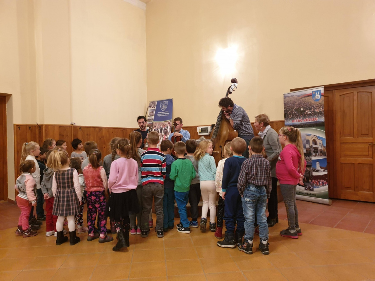 Dance house for children in Ditrau