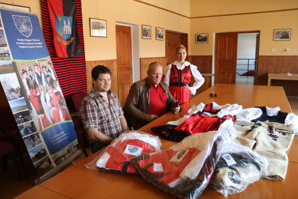 Asociația Culturală Ditrău a cumpărat haine secuiești